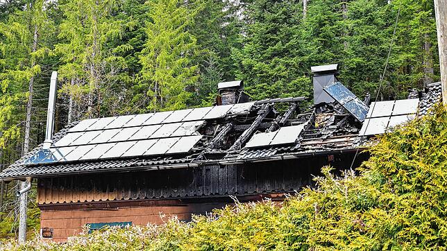 Der Tag nach dem Brand. des Wohnhauses im Groppertal. Deutlich ist zu sehen, wo die Flammen aus dem Dach schlugen und Solarkollektoren ...