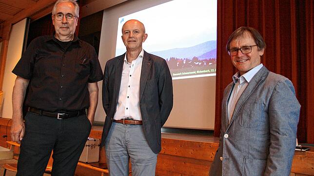 Gerold Müller, Bürgermeister Dietmar Zäpernick und Matthias Schuster, von links, am Montag in Willaringen.