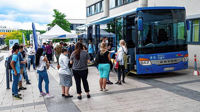 Unser Archivbild zeigt den Impfbus im August, als er vor dem Schwarzwald-Baar Klinikum Station gemacht hat.