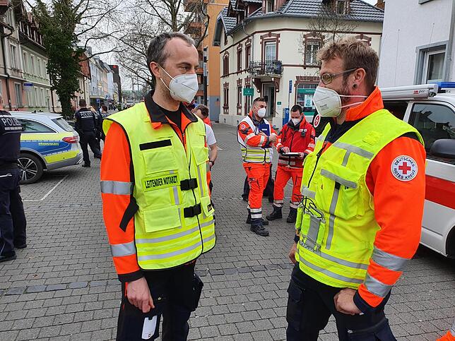 Der leitende Notarzt Michael Bentele (links) und Ansgar Faubel, organisatorischer Leiter, beim Einsatz.
