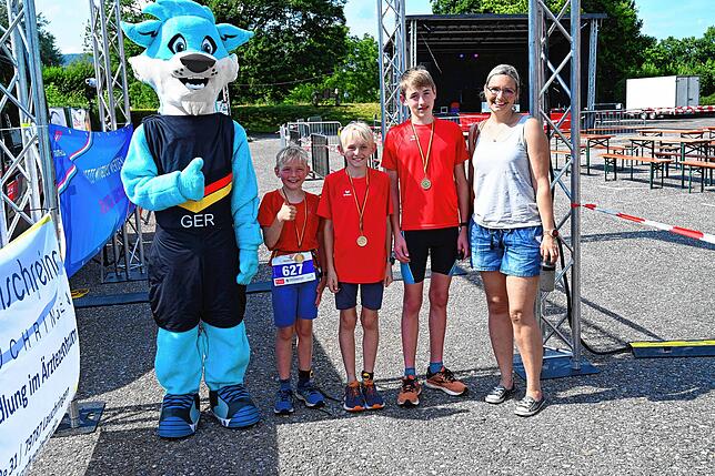 Debora Dahm aus Waldshut (rechts) freut sich zusammen mit dem MaskottchenTrinity über die Teilnahme ihrer Kinder beim ersten ...
