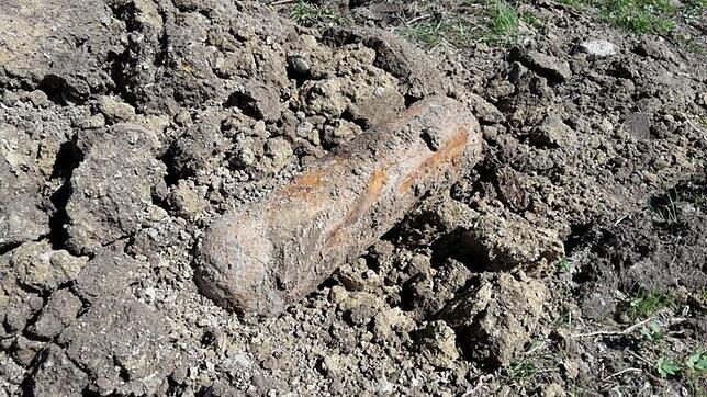 Diese Phosphor-Brandbombe mit 40 Zentimetern Länge und 12 Zentimetern Durchmesser ist am Mittwochnachmittag im Friedrichshafener ...