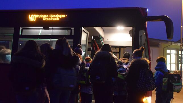 Busse in Orsingen, auf die Schüler angewiesen sind, kommen zu spät, sind voll oder die Fahrer können auf Rückfragen nicht sagen, wo sie ...