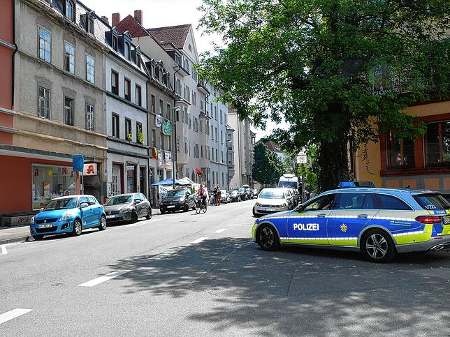 Die Polizeistreife steht im Moment im Dauereinsatz an der Ecke St.-Gebhardstraße/ Markgrafenstraße. Die Beamten beobachten das besetzte ...