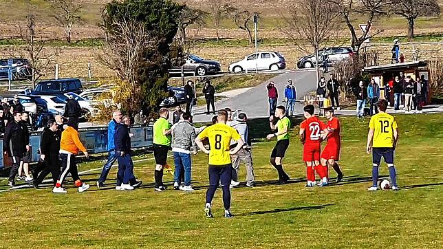 Die Szene, die zum Spielabbruch führte: Der Schiedsrichter wird von Zuschauern attackiert und pfeift daraufhin die Partie ab.