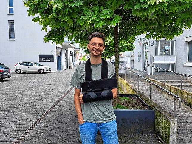 Eine Weile muss Majerle die Schlinge noch tragen, um seine verletzte Schulter ruhigzustellen – lang pausieren mit Training wird er ...