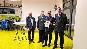 Ehrung bei der Hauptversammlung der Feuerwehr (von links): Bürgermeister Manfred Weber, Gesamtkommandant Thomas Werner, Benjamin ...