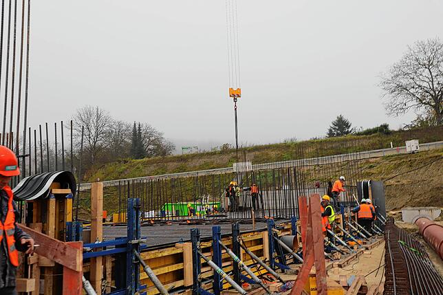 (Archivbild Oktober 2024) Auf dieser Fläche entsteht die Bodenplatte für den Röhrenbergtunnel.