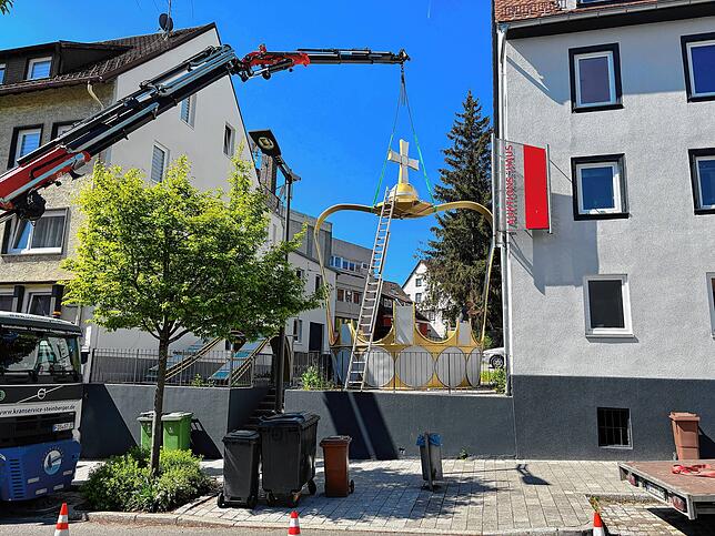 Bei einer Krone dieses Ausmaßes muss auch das Werkzeug etwas größer sein: Der Aufbau erfolgte mit technischer Hilfe.