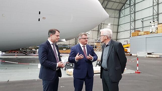 Der Ministerpräsident (rechts) mit dem Häfler Oberbürgermeister Andreas Brand (Mitte) und Eckhard Breuer.