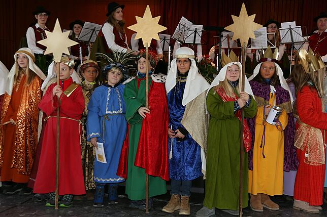 Die Sternsinger zogen in die „Post“ ein und wurden gleich auf ihre Sammlung geschickt. Die Spenden gehen je zur Hälfte an ...