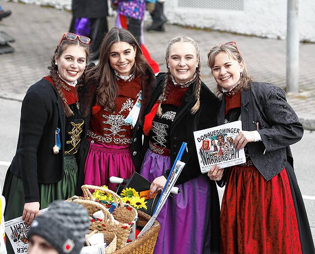 Charmant! Die Gretle des Frohsinn Donaueschingen, wer würde da kein Narrenblat kaufen?. Bild. Roger Müller