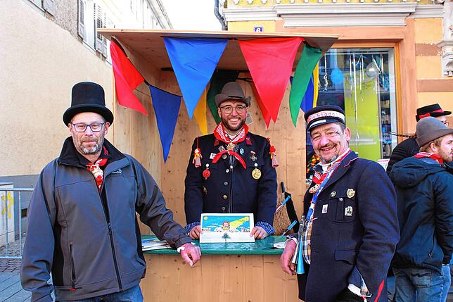 Die Zimmerer Klaus Veit, Dominik Mutzel und Jürgen Stetter (von links) versuchten, die restlichen Narrenblättle zu verkaufen. 1500 Stück ...