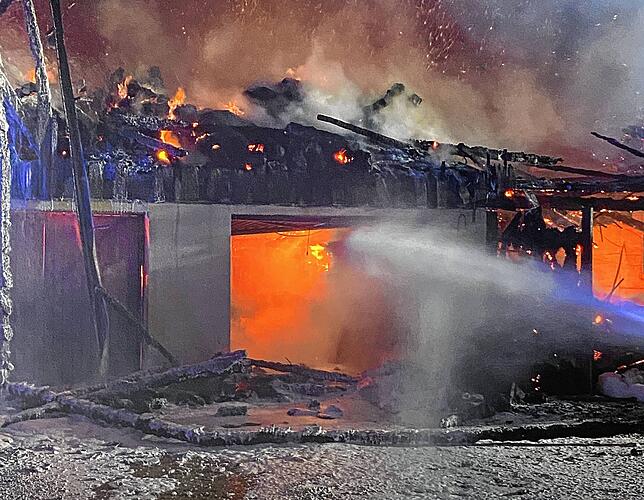 Am frühen Morgen des 22. Mai ist die Feuerwehr immer noch mit den Löscharbeiten an der brennenden Scheune im Lilienweg beschäftigt. ...