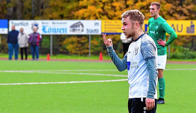 Fassungslos: Samuel Seitz vom SV Buch kann es nicht glauben, dass er in der 69. Minute nach seinem zweiten Foul in der Partie beim FC ...