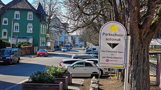 Die gelbe Parkzone in Friedrichshafen (hier die Wendelgardstraße) ist bislang einer der günstigsten Bereiche, um ein Auto abzustellen. ...
