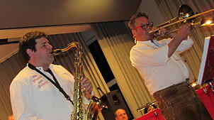 Für Abwechslung sorgten die solistischen Einlagen der Musiker: Sepper (Wolfgang Kugler) am Saxofon und Bruno Stehle (Posaune).