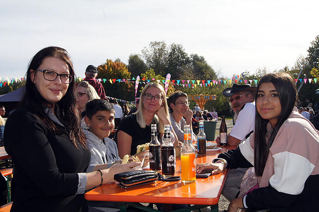 Natalie Günes aus Friedrichshafen (links) und ihre Familie fanden das erste Häfler Streetfood Festival „grundsätzlich ...