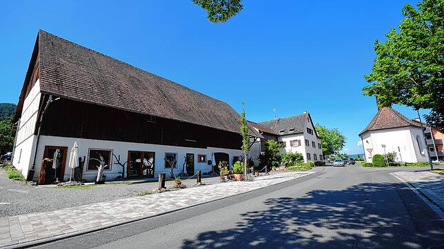 Wo jetzt das Scheunengebäude (links) an der Kaiserpfalzstraße steht, soll ein Mehrfamilienhaus mit elf Wohneinheiten entstehen. Im ...