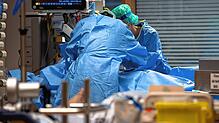 Eine Aufnahme vom Januar 2021 in einer Klinik in Ludwigsburg: Die Zahl der Intensivpatienten ist in der Omikronwelle geringer als in den ...