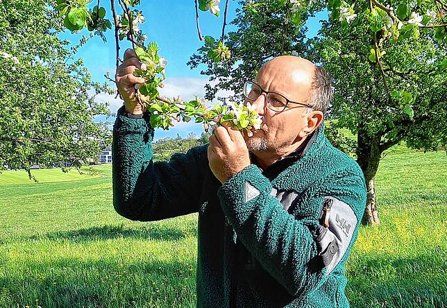 Urs Müller steht im Mai 2021 in Arenenberg (Thurgau) auf einer Apfelwiese.