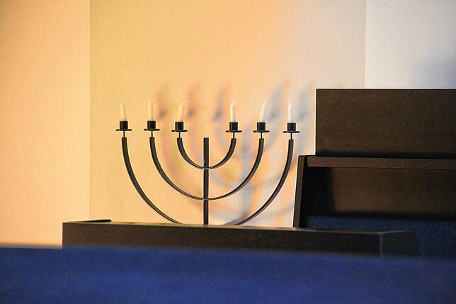Der Menorah-Leuchter in der Synagoge.