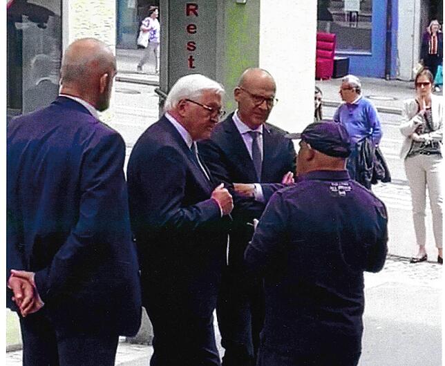 So fing der Weg zum Neujahrsempfang des Bundespräsidenten an: Alexander Flügler (rechts) im Gespräch mit Bundespräsident Frank-Walter ...