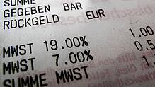 Ein Kassenzettel mit dem reduzierten (7 Prozent) und dem regulären Mehrwertsteuersatz (19 Prozent). Sollte der Satz für Speisen in der ...