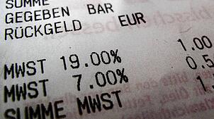 Ein Kassenzettel mit dem reduzierten (7 Prozent) und dem regulären Mehrwertsteuersatz (19 Prozent). Sollte der Satz für Speisen in der ...