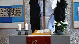 Das Kreuz am Altar wird abgedeckt – die Kirche wird weltlich. Bild: Rolf Reißmann