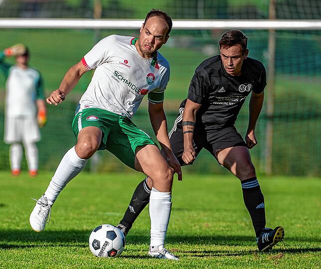 Neue Orientierung: Fabian Goering (links) aus Hänner legt bei Aufsteiger Spvgg. Andelsbach eine Pause ein, sein Gegenspieler Nicolai ...