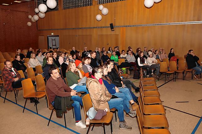 Gut 50 Zuhörer, Eltern und Gemeinderäte, sind zum Infoabend in die Schlossberghalle gekommen. In sachlicher Atmosphäre werden Positionen ...