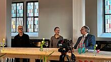 Bei der Podiumsdiskussion in der Kadelburger Bergkirche (von links): Stephan Suschke, Kami Manns, Pfarrer Thomas Kaiser Foto: Andrea Kaiser