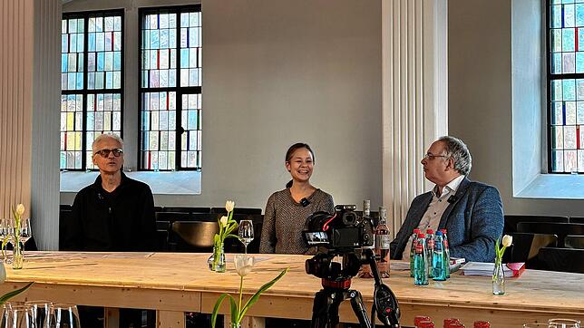 Bei der Podiumsdiskussion in der Kadelburger Bergkirche (von links): Stephan Suschke, Kami Manns, Pfarrer Thomas Kaiser Foto: Andrea Kaiser