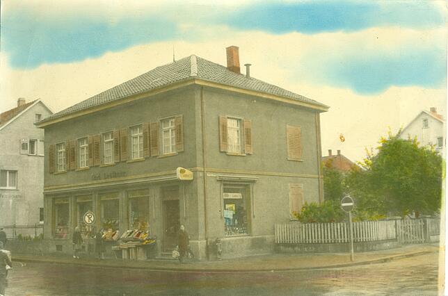 Als Postkartenmotiv diente das Foto des Hauses von Carl Leuthner, der ein Kolonialwaren- und Delikatessengeschäft in der Scheffelstraße ...