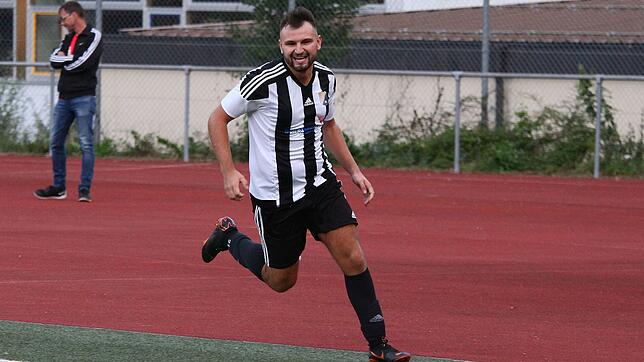 So will er wieder jubeln: Bujar Halili ist aus dem Urlaub zurück und will mit Landesliga-Aufsteiger SV 08 Laufenburg am Sonntag bei den ...