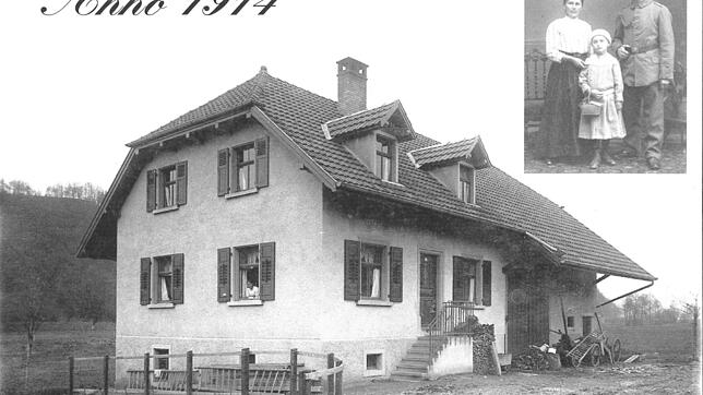 Der Soldat Alois Meier im Jahr 1914 mit Haus, Ehefrau und Tochter.