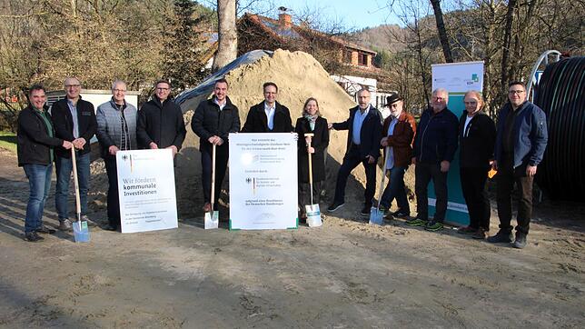 Die Akteure beim Spatenstich für den Breitbandausbau im Achdorfer Tal, von links Bauleiter Erich Thurow von der Firma Vetter, Firmenchef ...