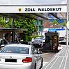 Seit der Öffnung der Grenzen herrscht an den Zollstellen, wie hier in Waldshut, wieder ein reger Ein- und Ausreiseverkehr.