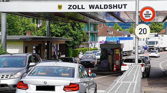 Seit der Öffnung der Grenzen herrscht an den Zollstellen, wie hier in Waldshut, wieder ein reger Ein- und Ausreiseverkehr.