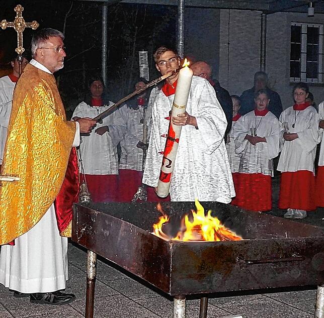 In „Corona-Version“: Keine Gläubigen und kein Großaufgebot an Ministranten werden diese Ostern das Entzünden der Osterkerzen ...