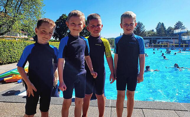 Ihr Ziel ist das Seepferdchen: Nachdem der Schwimmkurs im vergangenen Jahr aufgrund der Corona-Pandemie ausfiel, strahlten Alessandro, ...