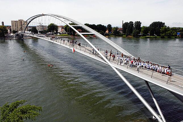 Blickfang an der Grenze: Die Dreiländerbrücke zwischen dem badischen Weil am Rhein und dem elsässischen Huningue. Mit dem Bauwerk wurde ...