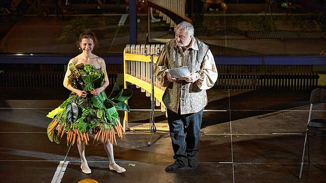 Theresa Grebschenko und Bernhard Wulff moderieren das vegane Konzert in Freiburg. Im Hintergrund ein veganes Verrophon.