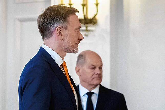 Das Ampel-Aus, hier der ehemalige Finanzminister Christian Lindner (links) und Bundeskanzler Olaf Scholz im Hintergrund, bewegt Anfang ...