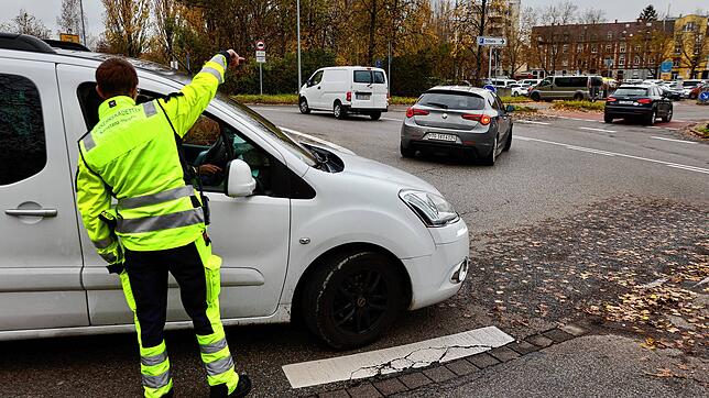 Wegweisung am Döbele: Der Einsatz der Verkehrskadetten hat 2024 dafür gesorgt, dass der Verkehr auch an besucherstarken Tagen nicht ...