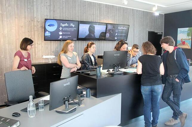 Um die Gäste vom Angebot in der Gemeinde und der Region zu begeistern, finden für die Mitarbeiter der Tourist-Information (links) ...
