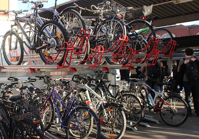 Die modernen Fahrradstellplätze am Bahnhof sind kompliziert anzuwenden, finden die Aktivisten.