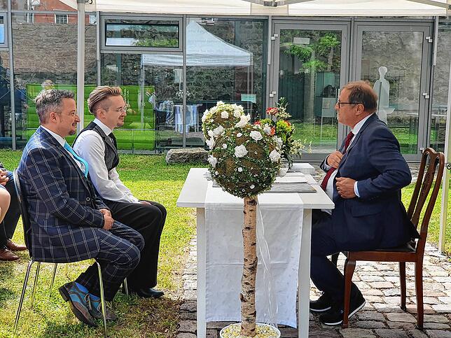 Mit Rosen umrahmt und unter einem weißen Baldachin geben sich Dominik Schaaf (von links)und Manuel Groß das Jawort. Die Ehe der beiden ...