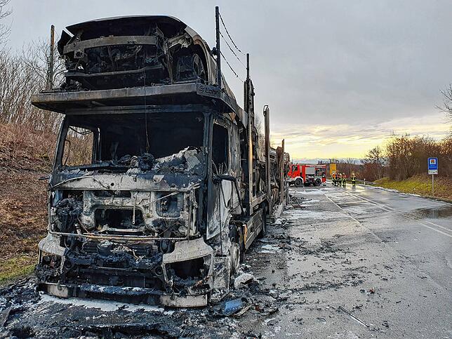 Bild 16: Bilder von Einsatz und Bergung auf der B 31: E-Autos brennen